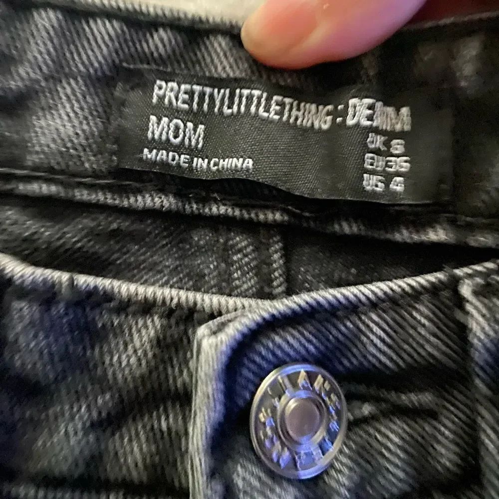PrettyLittleThing Black High Rise Mom Jeans Size 4 - Picture 6 of 7